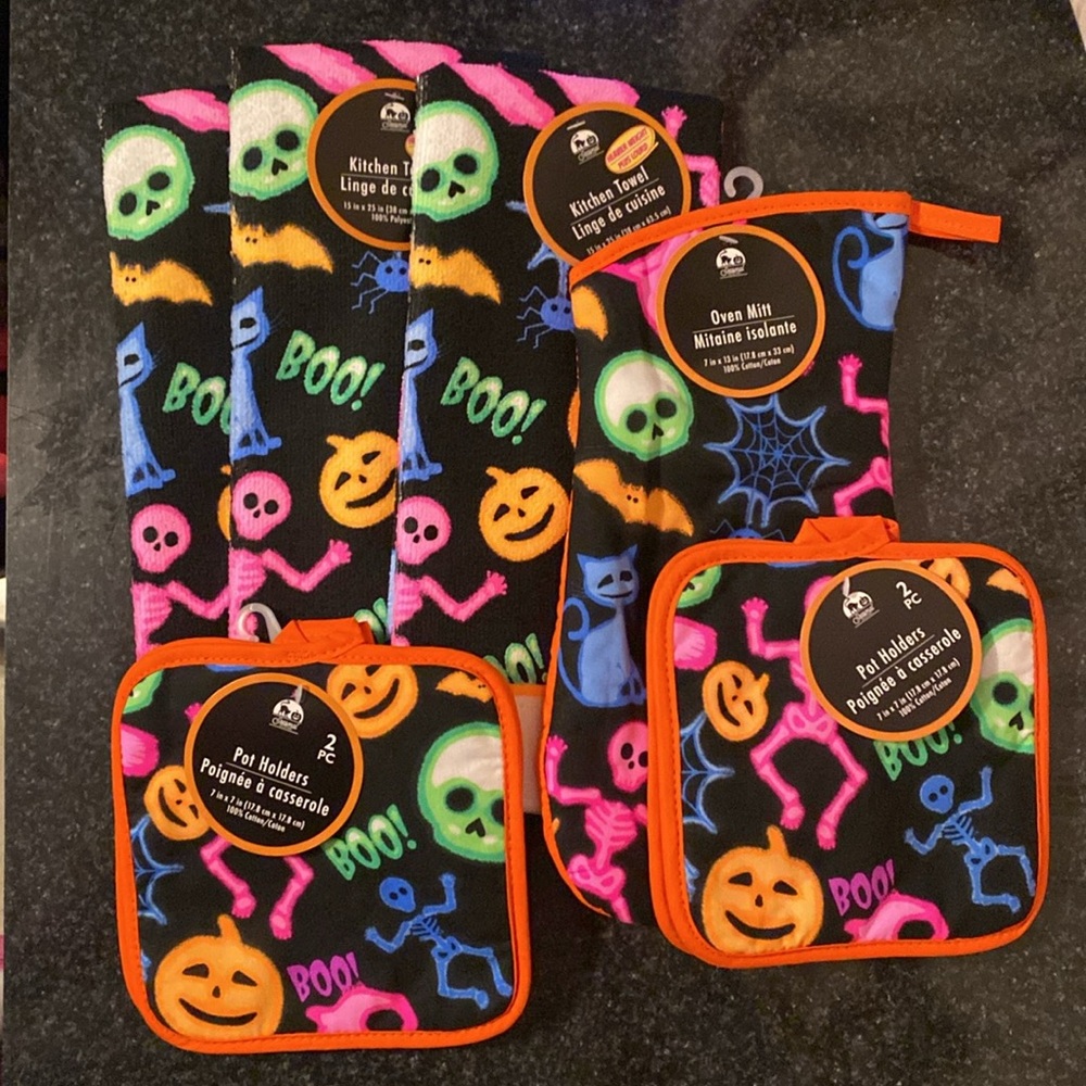 6 Piece Halloween Kitchen Towel and Pot Holder Set